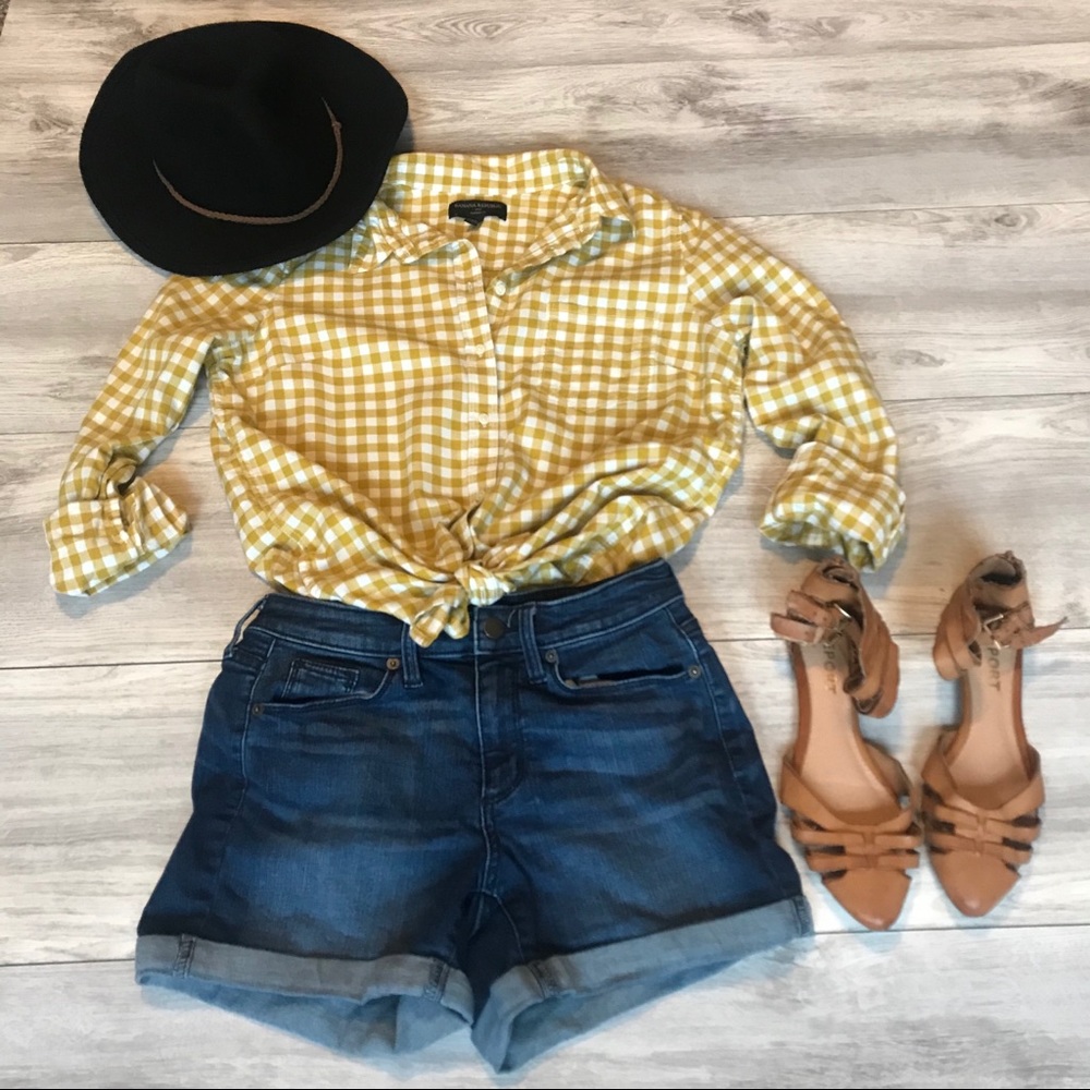 Blouse, Jean Shorts, Sandals and black hat